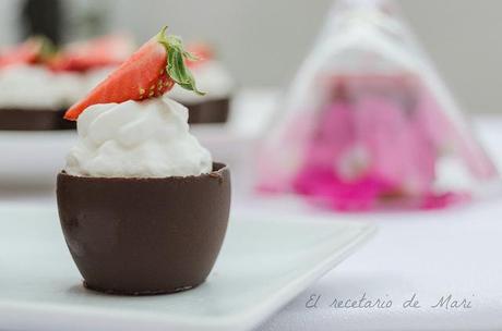 VASITOS DE CHOCOLATE CON NATA Y FRESAS
