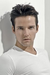 ENTREVISTA: MIKEL HENNET (CANTANTE D'NASH)