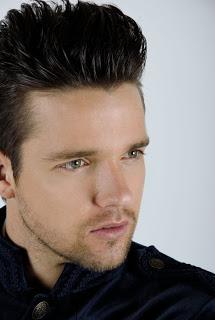 ENTREVISTA: MIKEL HENNET (CANTANTE D'NASH)