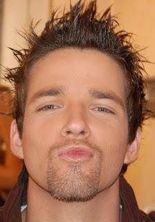 ENTREVISTA: MIKEL HENNET (CANTANTE D'NASH)