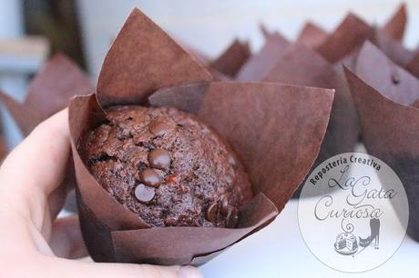 MUFFINS DE CHOCOLATE Y ZANAHORIA CON PEPITAS DE CHOCOLATE MUFFINS DE CHOCOLATE Y ZANAHORIA CON PEPITAS DE CHOCOLATE