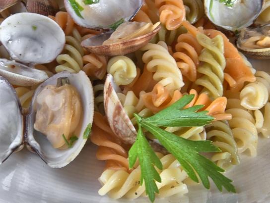 Espirales de pasta con almejas