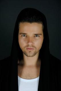 INTERVIEW: MIKEL HENNET (SINGER)