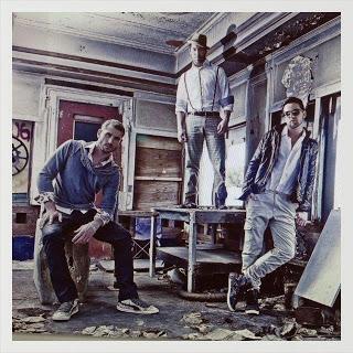 INTERVIEW: MIKEL HENNET (SINGER)