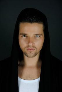 INTERVIEW: MIKEL HENNET (SINGER)