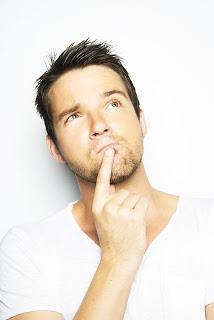 INTERVIEW: MIKEL HENNET (SINGER)