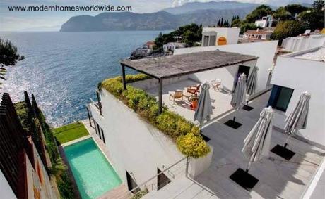 Villa contemporánea en desnivel sobre la costa de mar en Granada, España