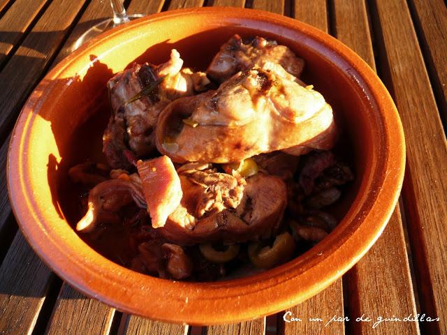 Conejo con aceitunas y nueces