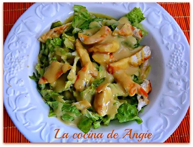 ENSALADA DE POLLO CON ALIÑO DE CACAHUETES, MOSTAZA Y MIEL