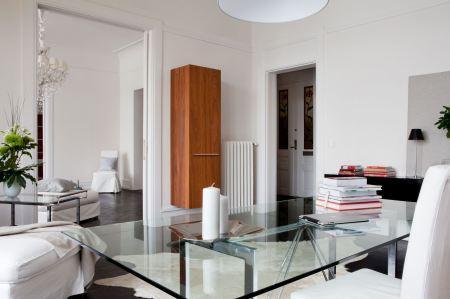 Elegante suelo espigado de roble oscuro walk in closet piedra natural diseño baños interiores gran altura grandes ventanales grifos baño y cocina Vola diseño del danés Arne Jacobsen elegante suelo espigado de roble oscuro decoración elegante y de diseño decoración diseño interiores nórdicos carpintería interior puertas correderas diseño decoración calefacción por suelo radiante blog decoración nórdica