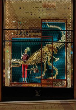 Dinosaurios en el escaparate de la tienda Louis Vuitton en Paris
