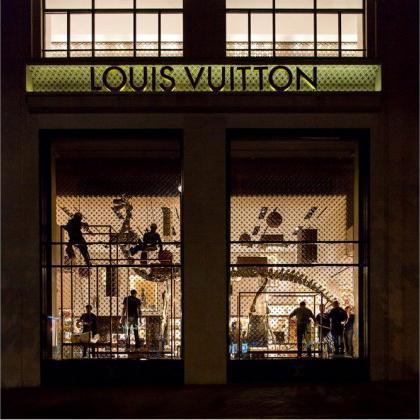 Dinosaurios en el escaparate de la tienda Louis Vuitton en Paris