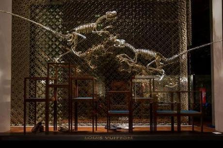 Dinosaurios en el escaparate de la tienda Louis Vuitton en Paris