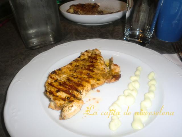 Pollo adobado de la abuela Carmen con mayonesa de aguacate