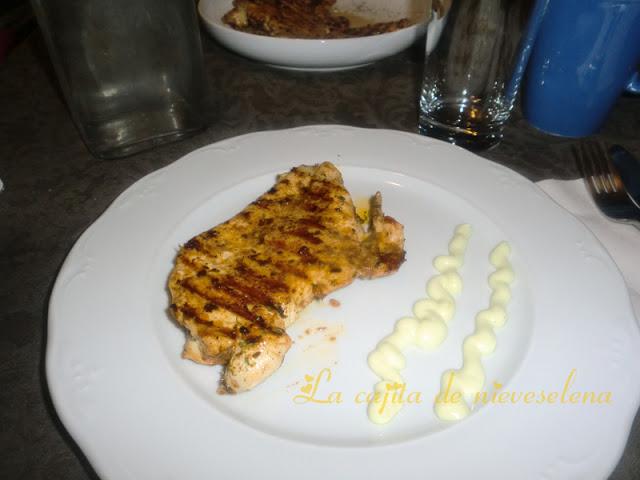 Pollo adobado de la abuela Carmen con mayonesa de aguacate