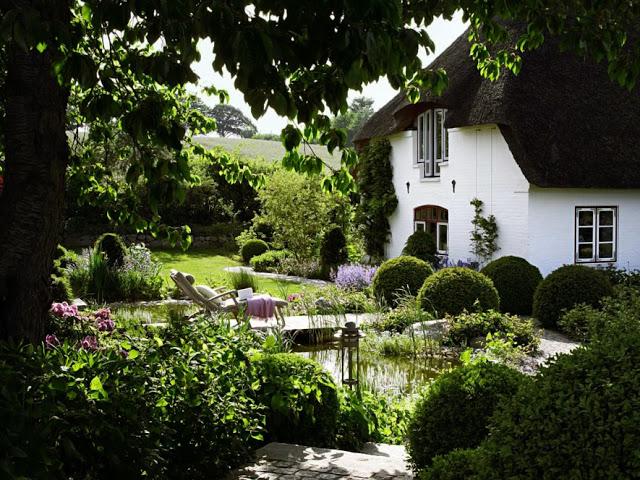 UN JARDIN EN TONO VIOLETAS
