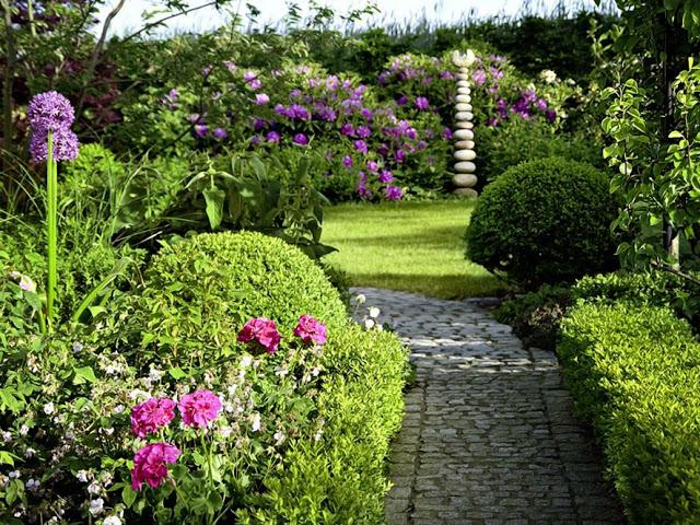 UN JARDIN EN TONO VIOLETAS