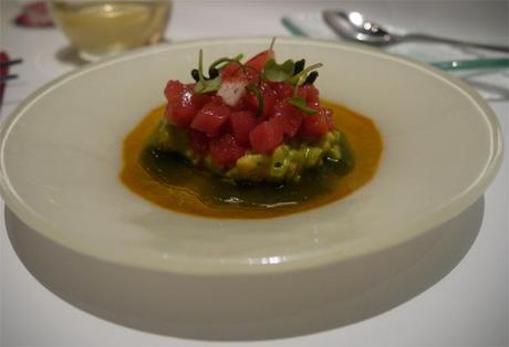 Picada de aguacate con jugo de codium y atún picante