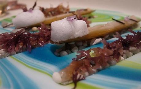 Navajas a la plancha con salsa de jengibre, cayena y aire de limón