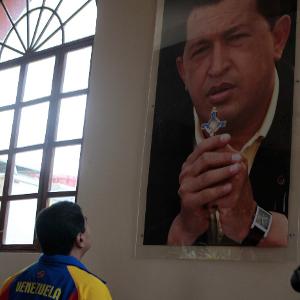 Nicolás Maduro vió su rostro en foto de Chavez??