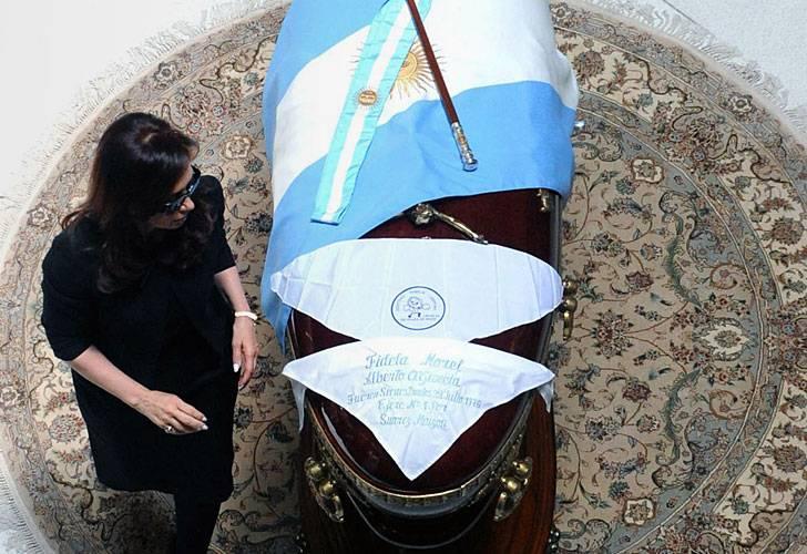 Cristina Fernández junto al féretro de Néstor Kirchner en el funeral en la Casa Rosada.