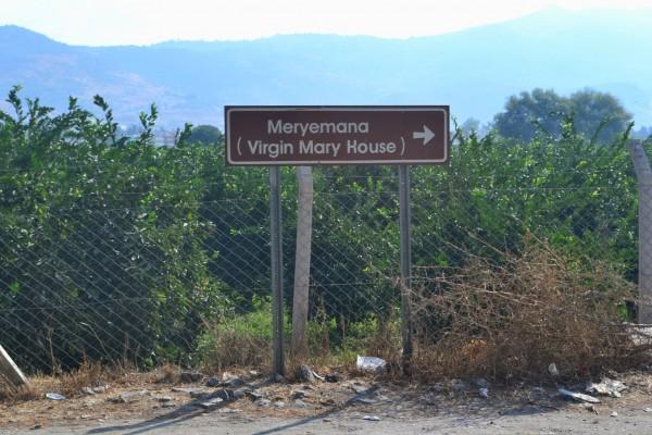 Cartel indicando el camino a la Casa de la Virgen Maria, a 7km cuesta arriba desde Efeso