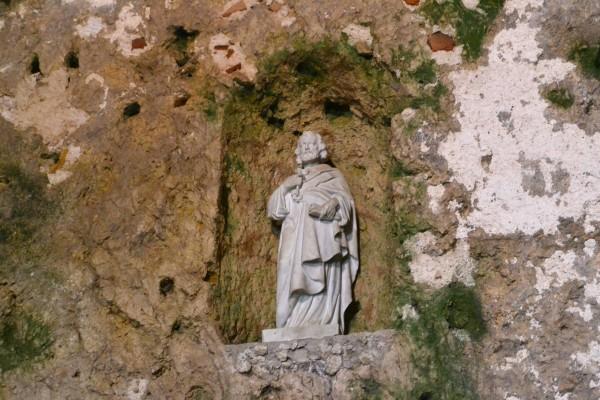 Estatua de San Pedro, dentro de la gruta donde supuestamente daba misas