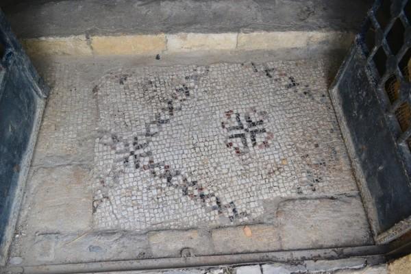 Antiguo mosaico en la Gruta de San Pedro
