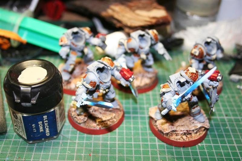 Bleached Bonde de Games Workshop como capa base para los pergaminos de los Paladines de los Caballeros Grises