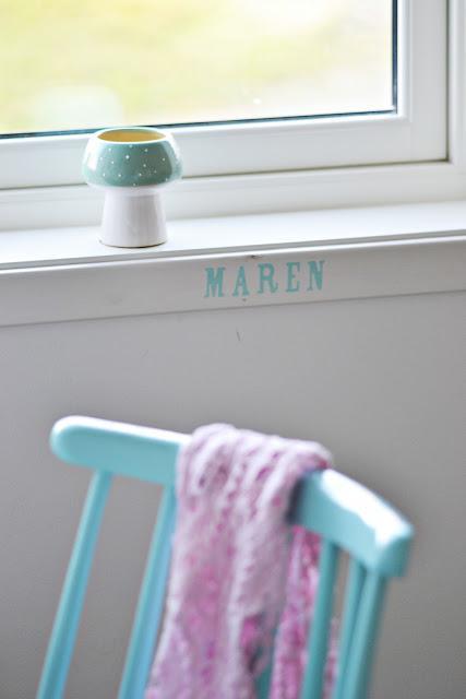 Habitacion infantil color turquesa. Detalles desnudos con proyectos Handmade