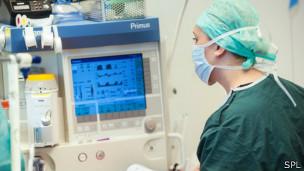 Anestesista al frente de un monitor