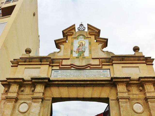 El arco de entrada al santuario de María Auxiliadora.