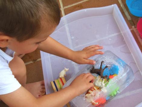 Montessori en Casa: Excavación en hielo - Ice excavation