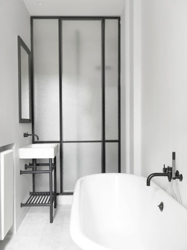Un apartamento parisino en blanco y negro