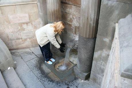 El agua caliente que brota de la Fuente del León