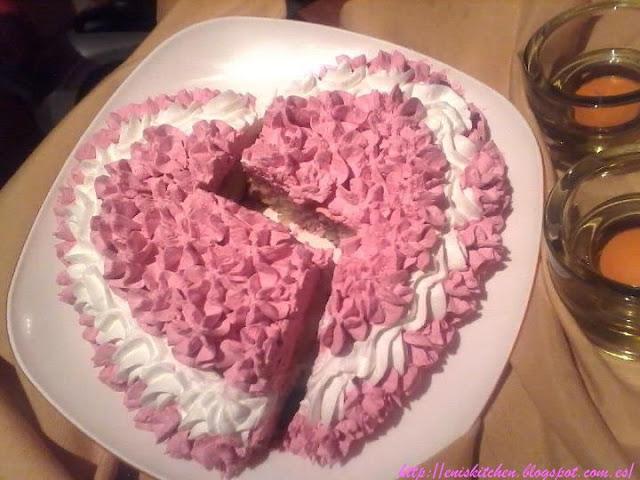 Tarta corazon roto, con cerezas y nata en dos colores - Tort in forma de inima cu cirese si frisca in doua culori