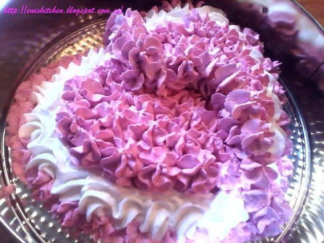 Tarta corazon roto, con cerezas y nata en dos colores - Tort in forma de inima cu cirese si frisca in doua culori