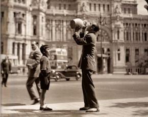 Hombre bebiendo junto a Plaza de Cibeles