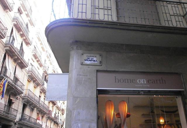 BARCELONA...LA VAMPÍRA DEL RAVAL, FOTOS REGALO DE CHORDI , DE LOS BLOGS:... http://lostbarcelona.blogspot.com.es/2013/07/los-vecinos-del-barrio-chino.html...Y ,http://barcelonastreetart.blogspot.com.es/2013/02/el-080-marca-estilo-en-barcelona.html...18...