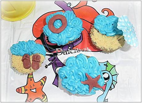 CUPCAKES DE MANZANA CON FROSTING DE VAINILLA Y DECORACIÓN PLAYERA