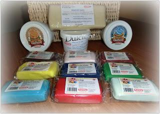 CUPCAKES DE MANZANA CON FROSTING DE VAINILLA Y DECORACIÓN PLAYERA CUPCAKES DE MANZANA CON FROSTING DE VAINILLA Y DECORACIÓN PLAYERA