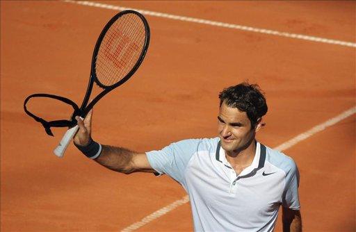 Roger Federer sigue adelante en Hamburgo y ofrece su candidatura al título