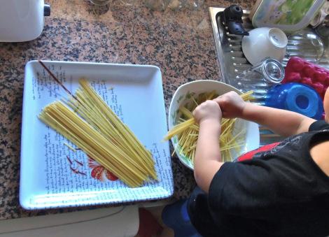 Montessori en Casa: Partir espaguetis - Breaking spaghetti