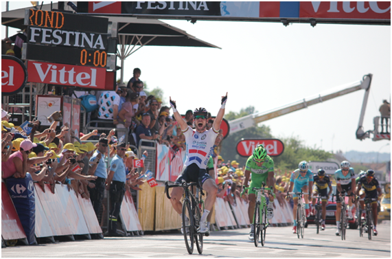 Mark Cavendish se impone al sprint en la 13ª Etapa con final en Saint-Amand-Montrond (Foto: Le Tour)