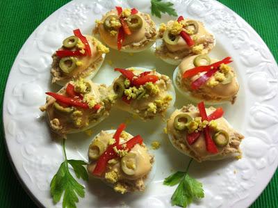 Huevos Rellenos De Atún Con Mayonesa De Piquillos
