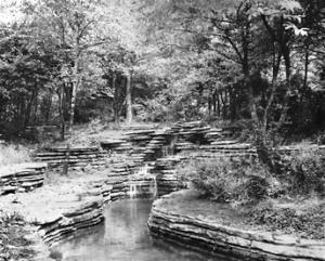 Fotografía de una cascada en uno de los parques diseñados por Jens Jensen Waterfall