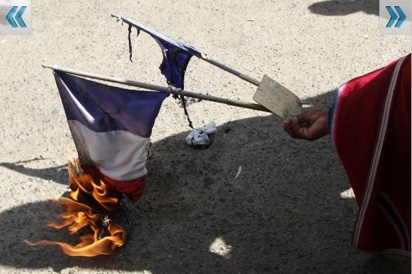 EVO Y SU MANADA DE ALCAHUETAS , contra embajada francesa.