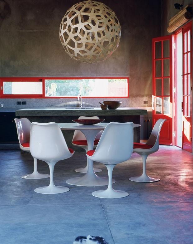 Una casa de campo diferente, con el color rojo como protagonista