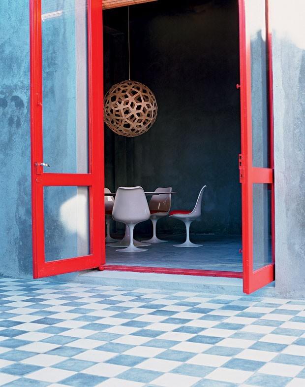 Una casa de campo diferente, con el color rojo como protagonista