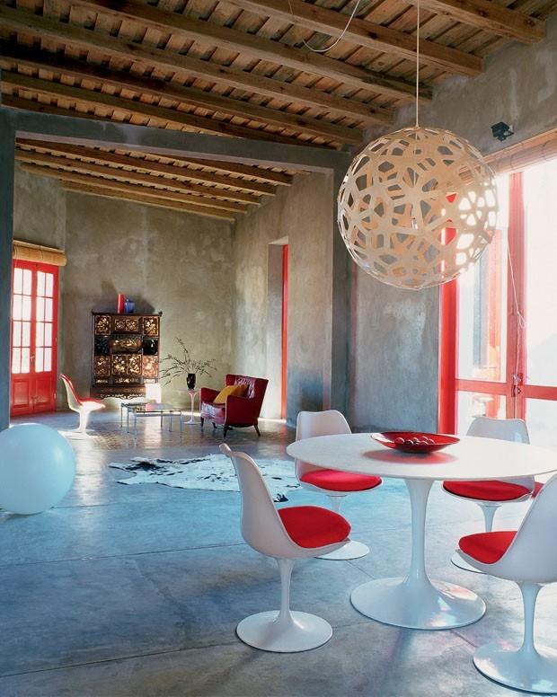 Una casa de campo diferente, con el color rojo como protagonista